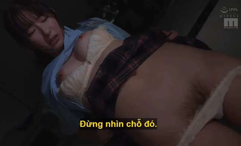 Người sếp dự định "dạy dỗ" cô nhân viên kiêu căng lười nhác, suốt ngày chỉ mải mê tán gẫu với người yêu qua tin nhắn.